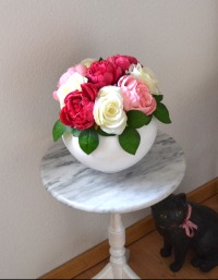 Keramikvase mit Pfingstrosen und Rosen