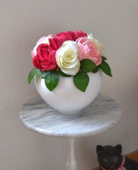 Keramikvase mit Pfingstrosen und Rosen 2