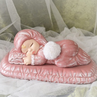 Baby auf Kissen rosa-weiß mit Spieluhr - Deko-Figuren aus Keramik