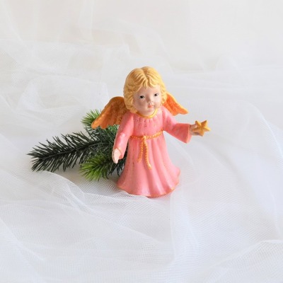 Weihnachtskeramik - Engel mit Stern im rosa Kleid