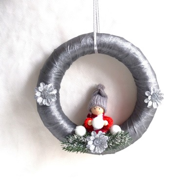 Weihnachtskränze - Tür-/Wandkranz silber-grau mit Weihnachtspüppchen