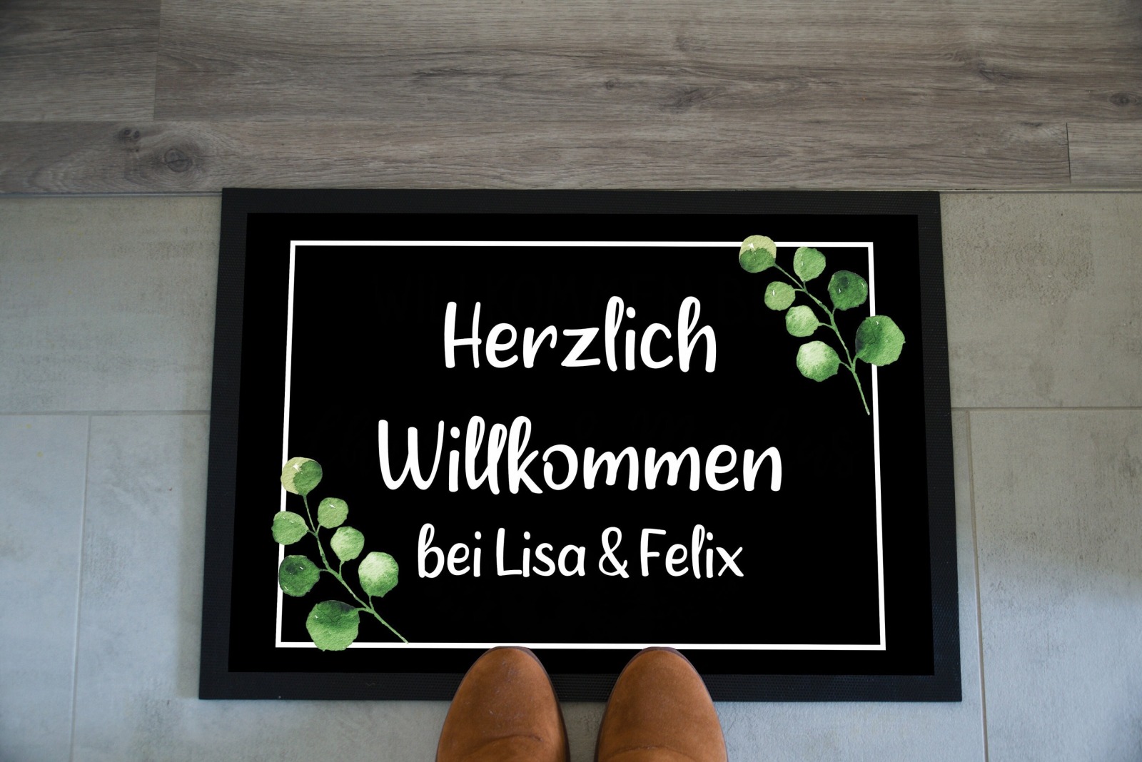 Personalisierte Fußmatte Willkommen, mit Blumenranke und Namen