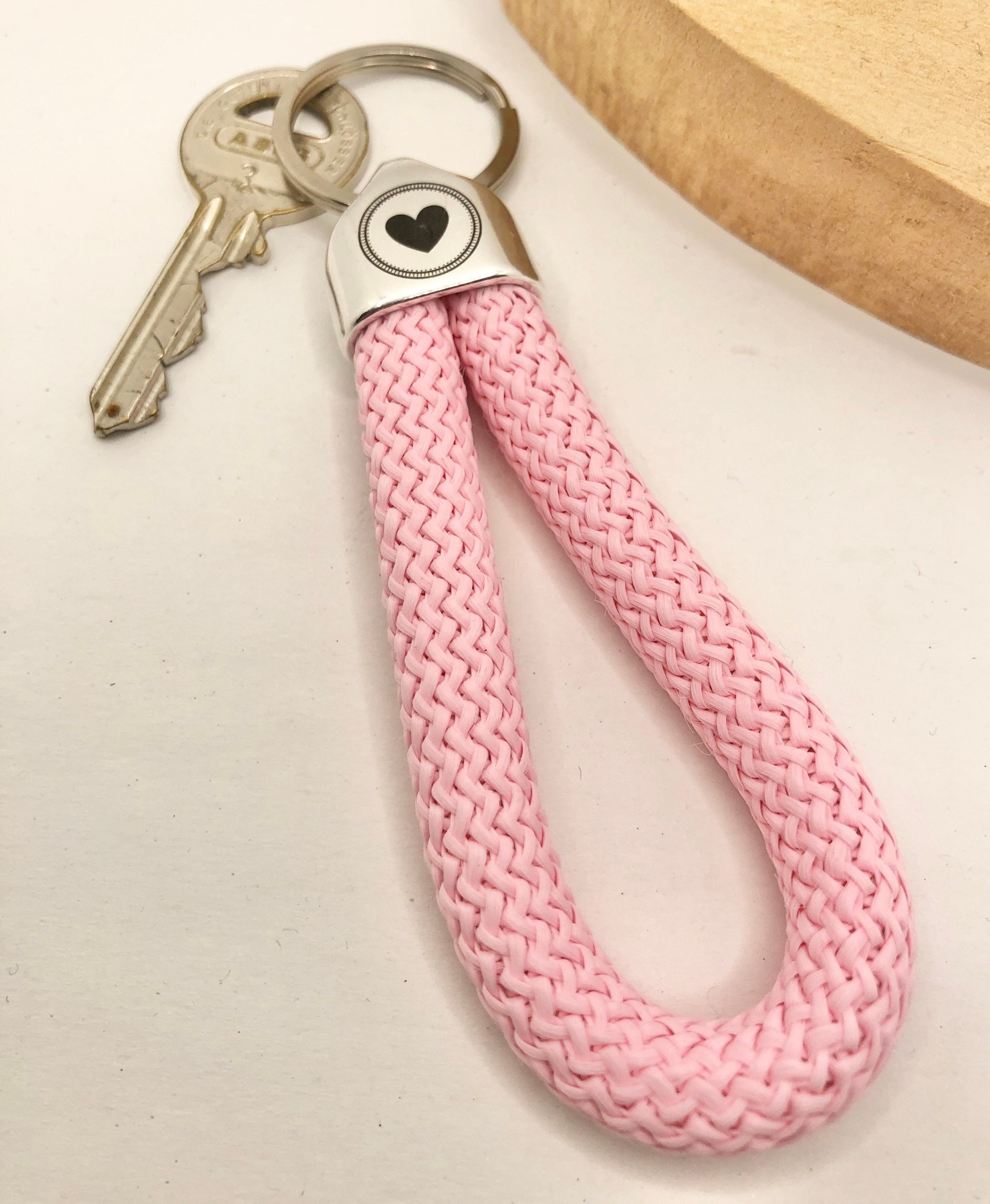 Schlüsselanhänger aus Segeltau Segelseil in rosa mit graviertem Herz 3