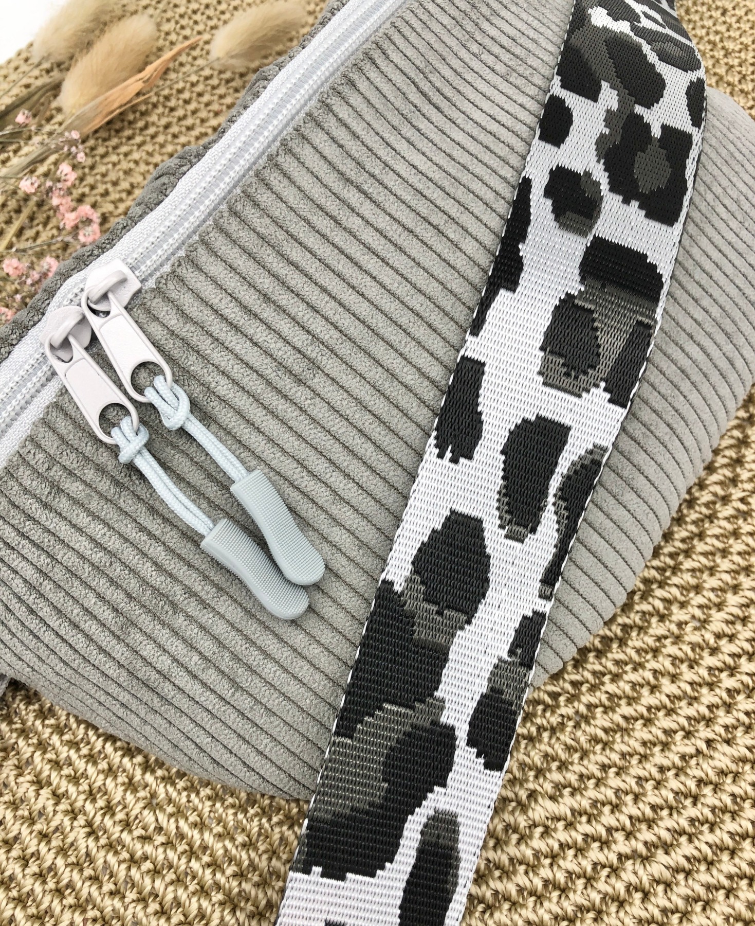 Bauchtasche, Crossbag Cord graubeige mit Leogurt in schwarz weiß/Silber, Tasche Cord grau beige,