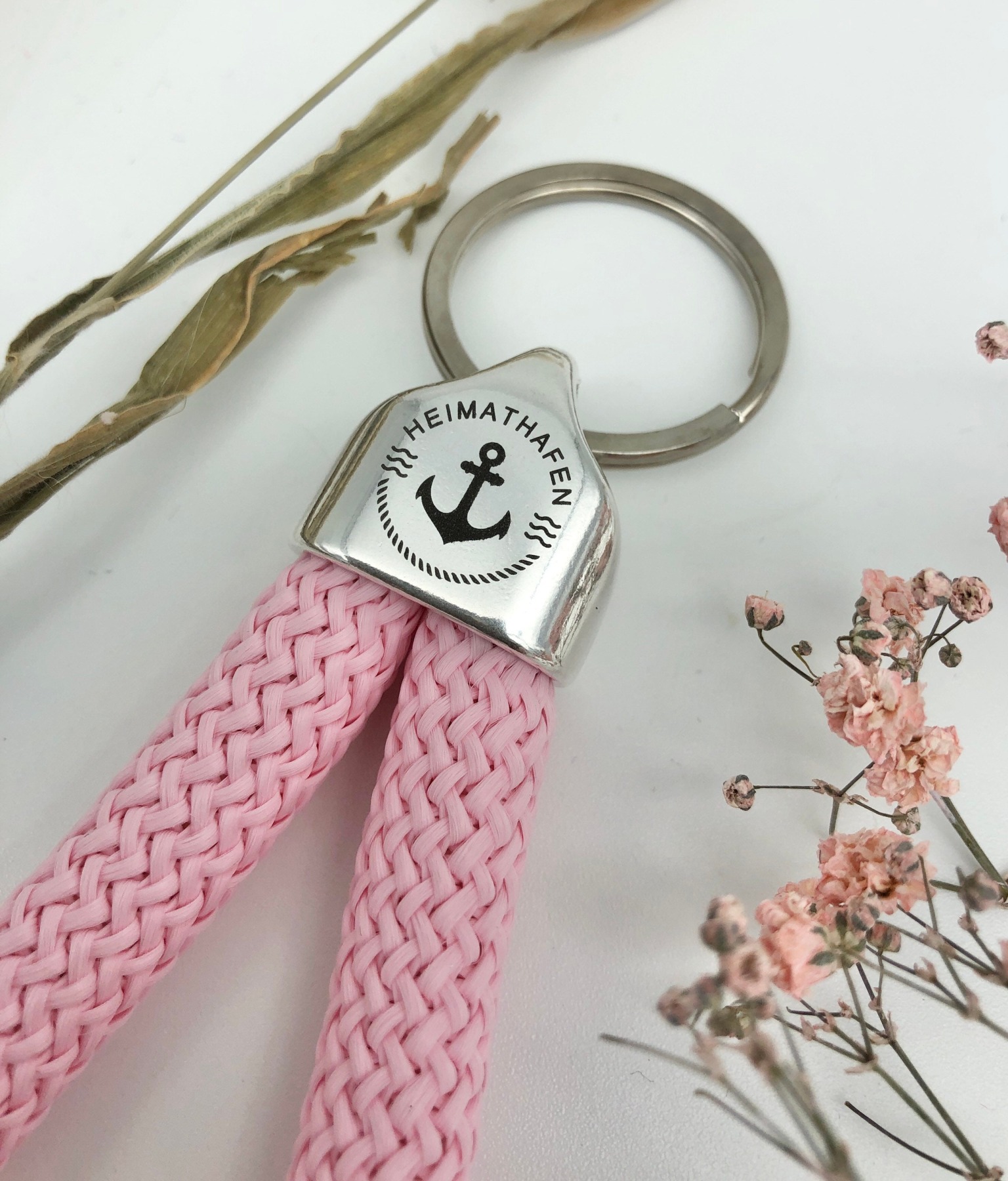 Schlüsselanhänger aus Segeltau Segelseil in rosa mit graviertem Anker, maritim