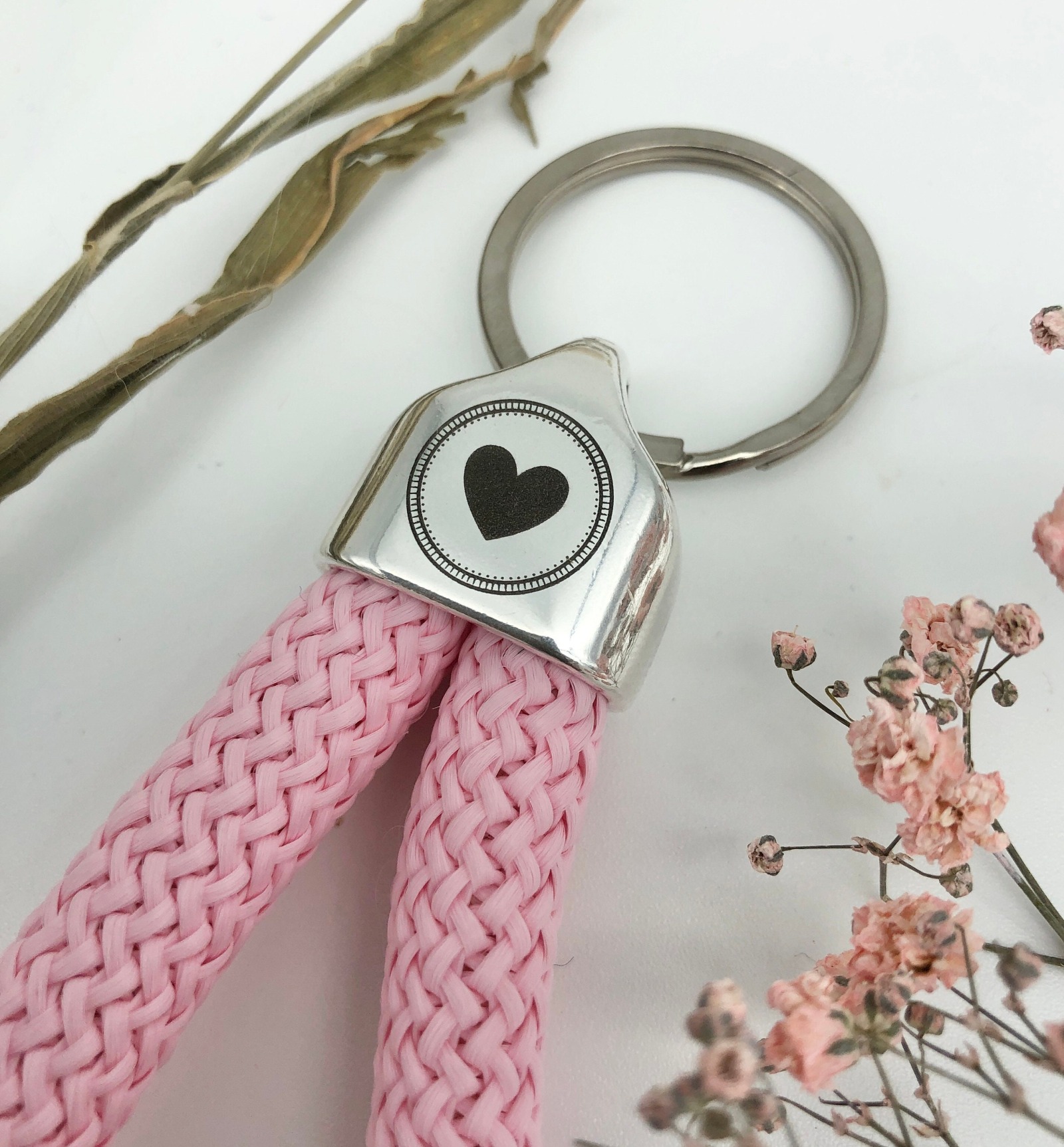 Schlüsselanhänger aus Segeltau Segelseil in rosa mit graviertem Herz