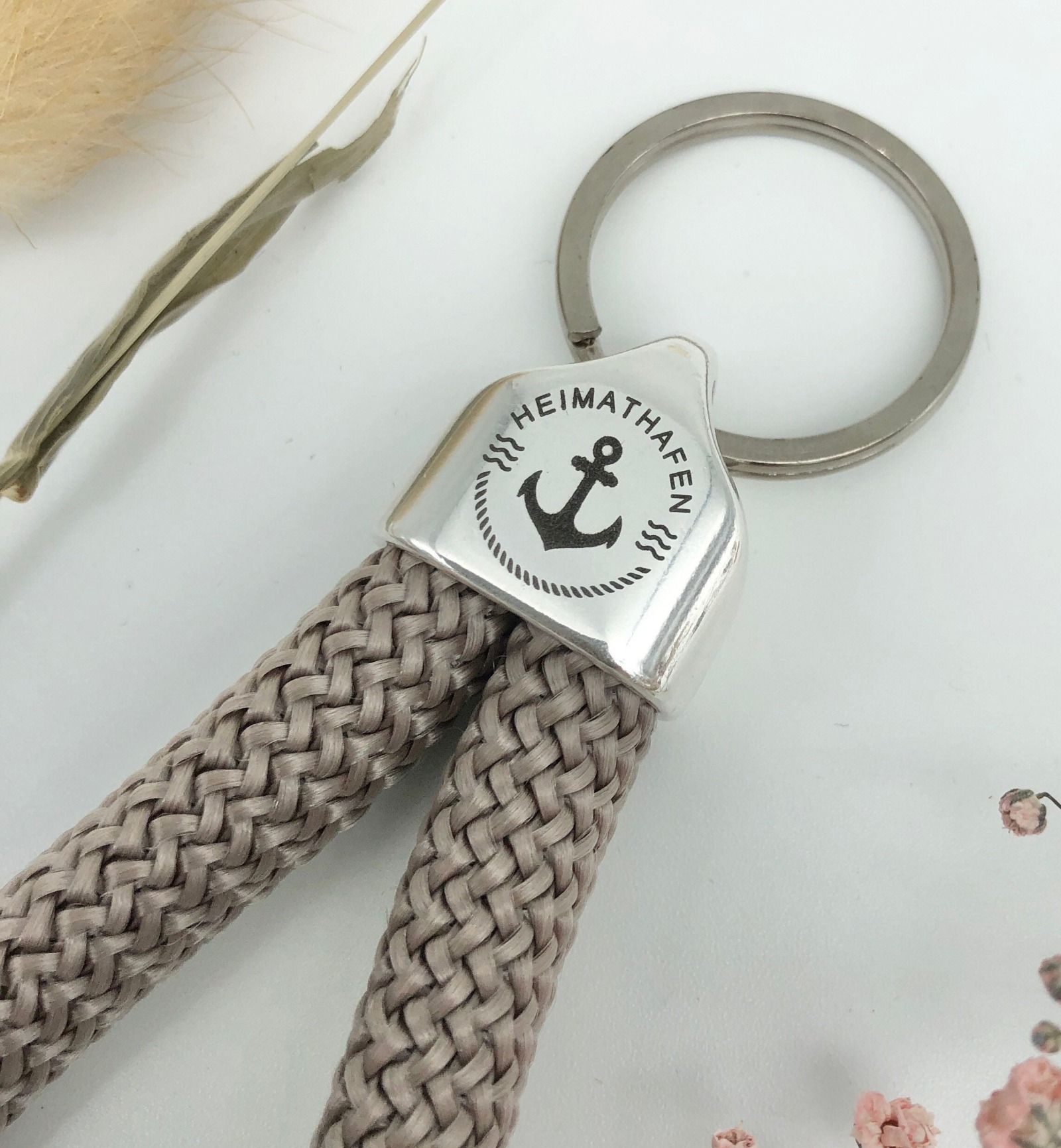 Schlüsselanhänger aus Segeltau Segelseil in taupe mit graviertem Anker maritim