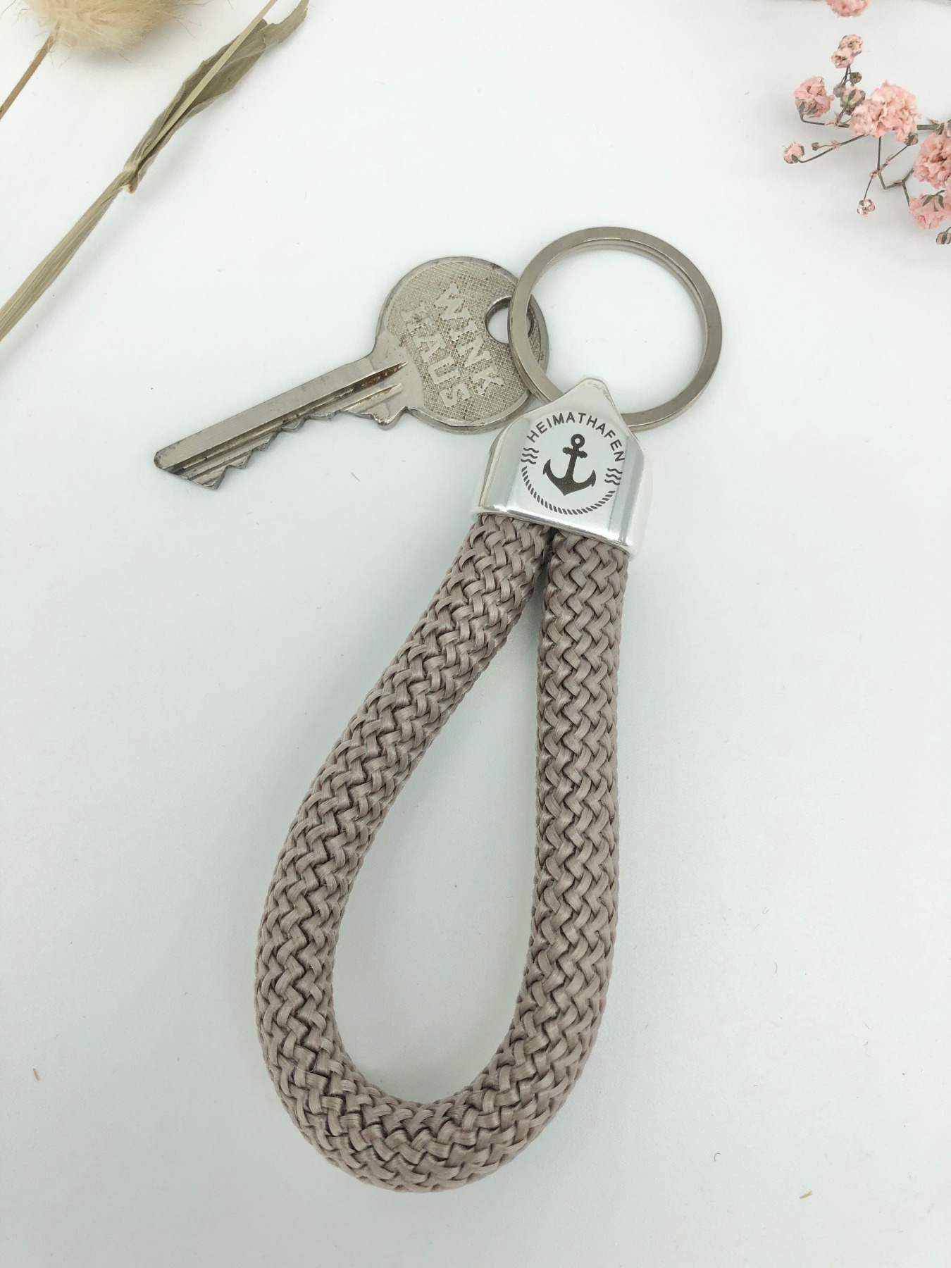 Schlüsselanhänger aus Segeltau Segelseil in taupe mit graviertem Anker, maritim 3