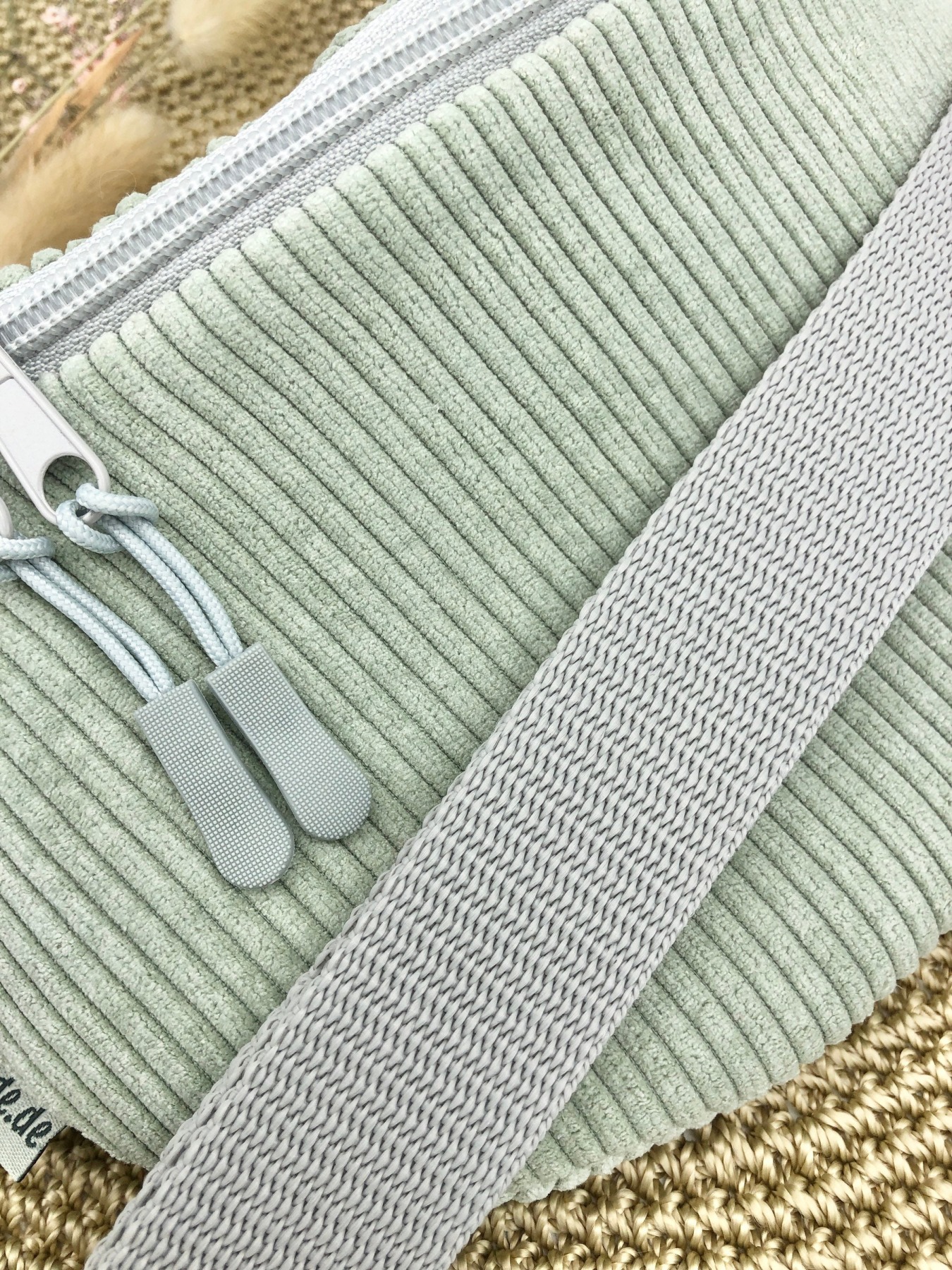 Bauchtasche Crossbag Cord salbei mit Taschengurt grau zartes grün Hipbag leicht und praktisch Kord