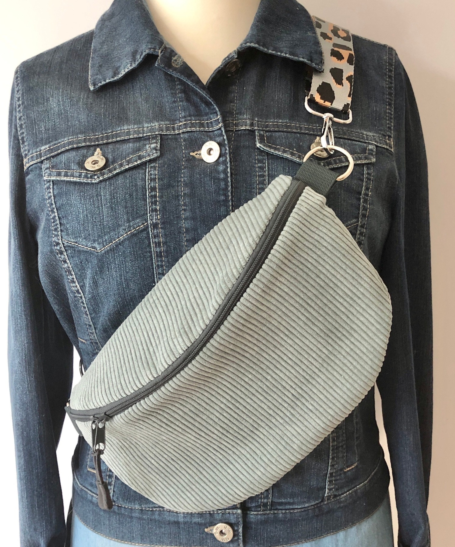 Bauchtasche XL, Crossbag Cord mint, dunkelgrauer Reißverschluss, mit Leogurt grau, Tasche Cord