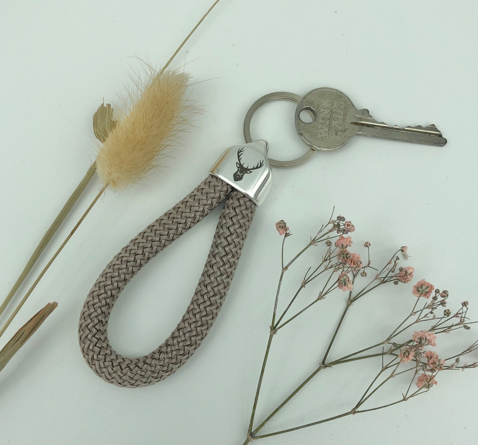 Schlüsselanhänger aus Segeltau Segelseil in taupe mit graviertem Hirsch, Anhänger, Hirschkopf,