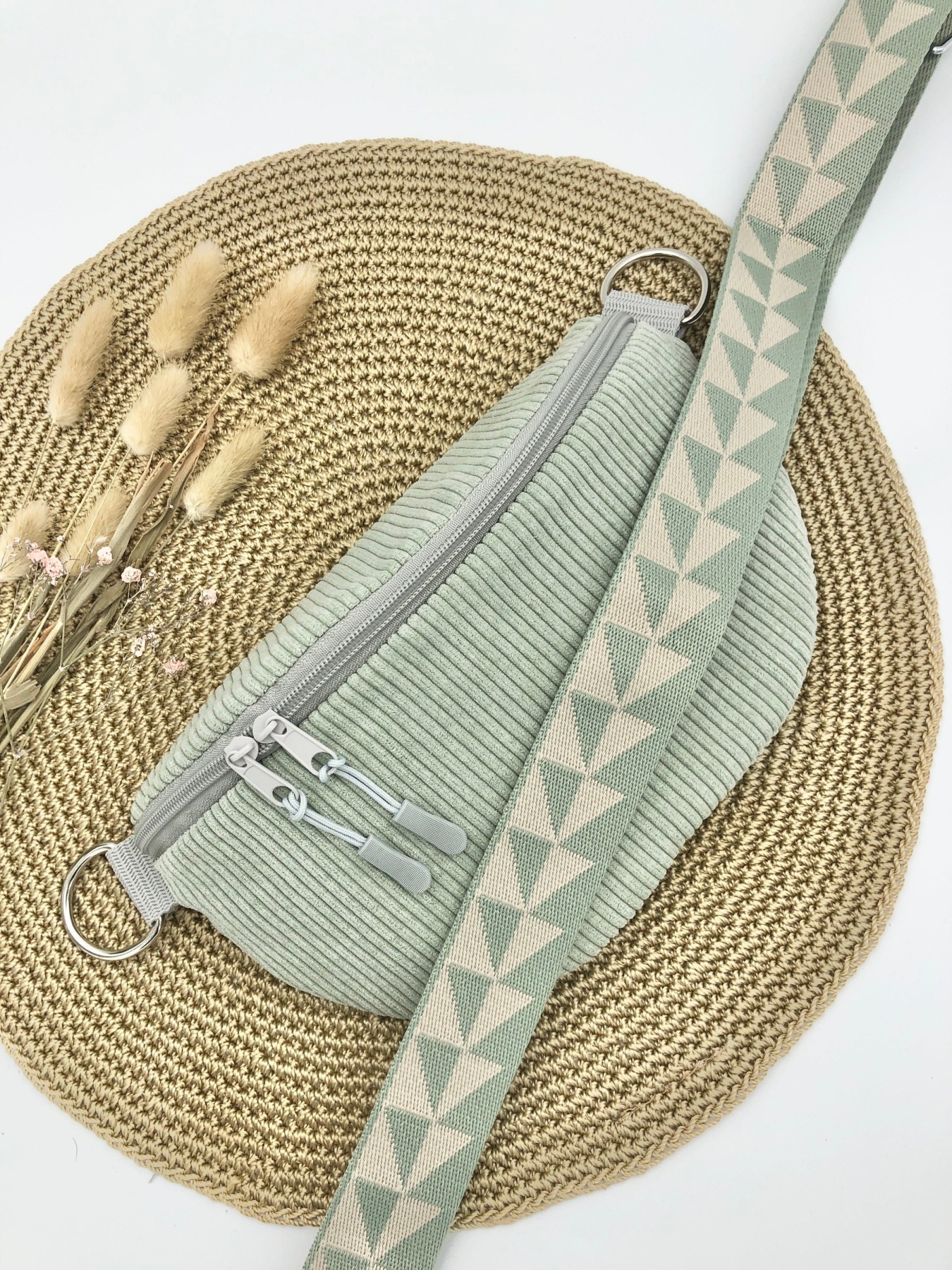 Bauchtasche XL Crossbag Cord salbei mit Taschengurt salbei gemustert zartes grün Hipbag leicht und