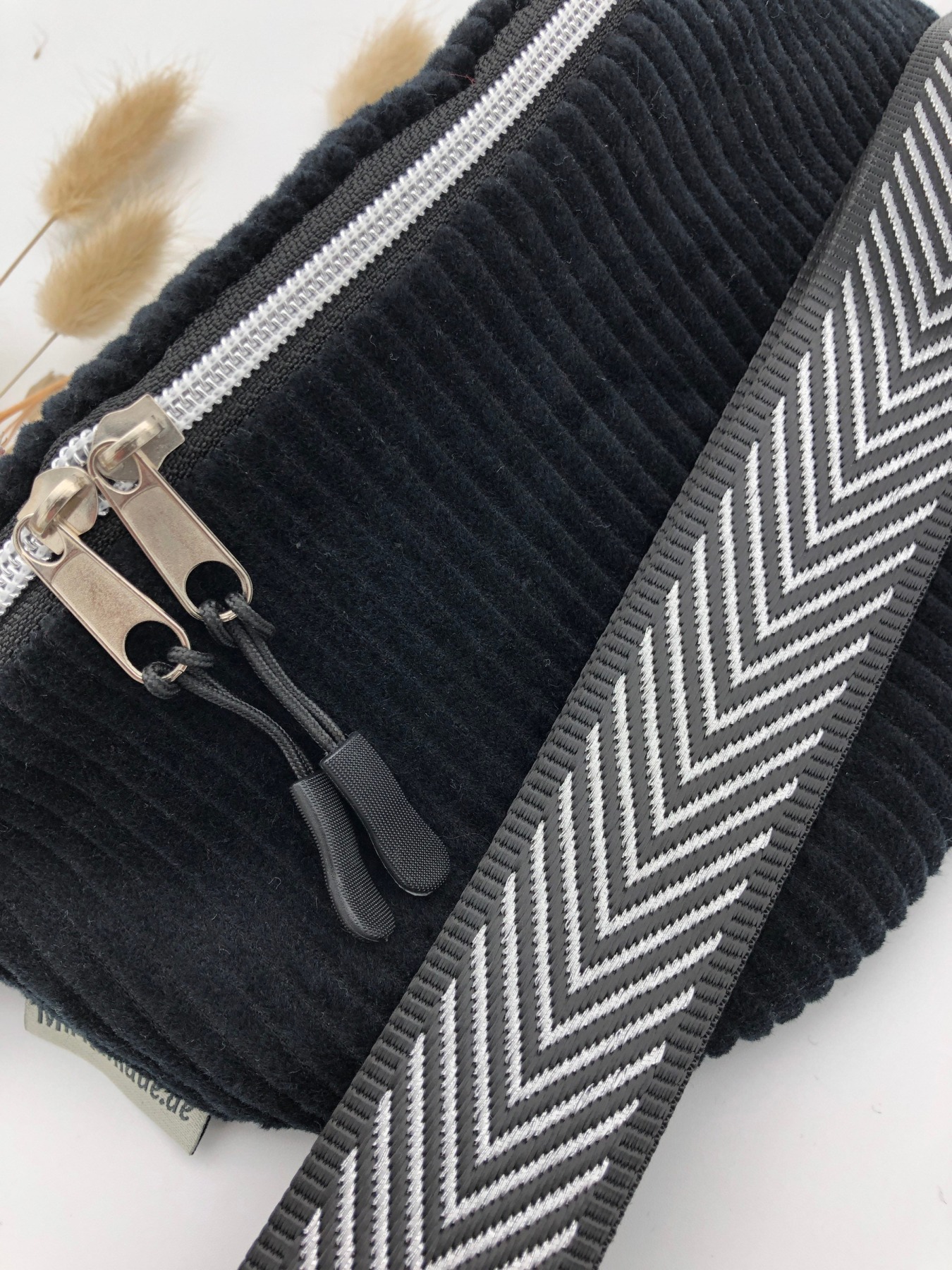 Bauchtasche Crossbag Cord schwarz mit Taschengurt Fischgrät Hipbag leicht und praktisch Kord
