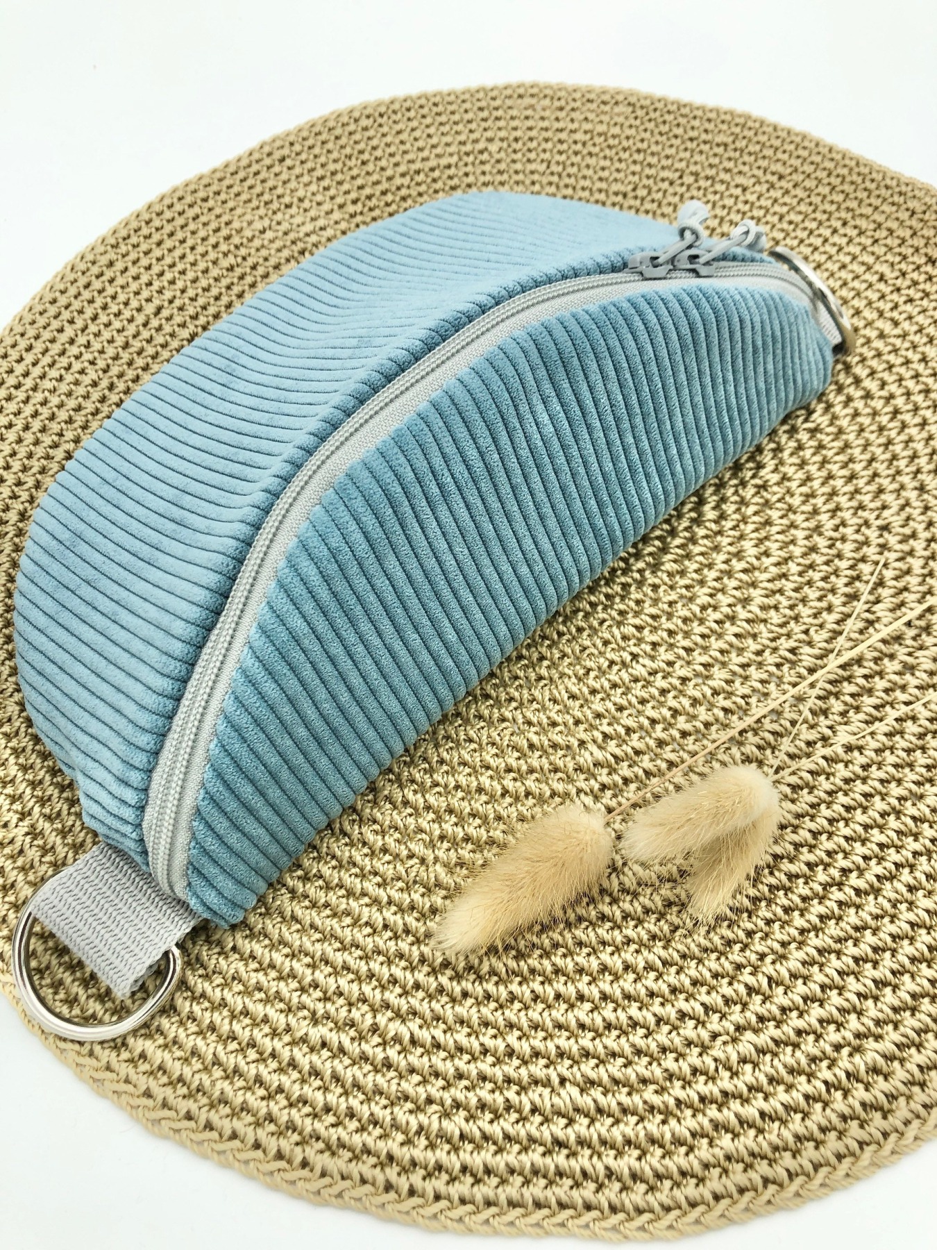 Crossbag Cord hellblau mit gestreiftem Taschengurt blau Tasche Cord blau Bauchtasche Hipbag leicht