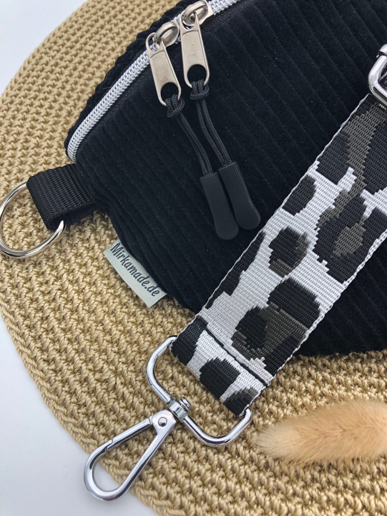 Bauchtasche Crossbag Cord schwarz mit Taschengurt Leo schwarz/weiß Hipbag leicht und praktisch Kord