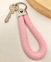 Schlüsselanhänger aus Segeltau Segelseil in rosa mit graviertem Herz 3
