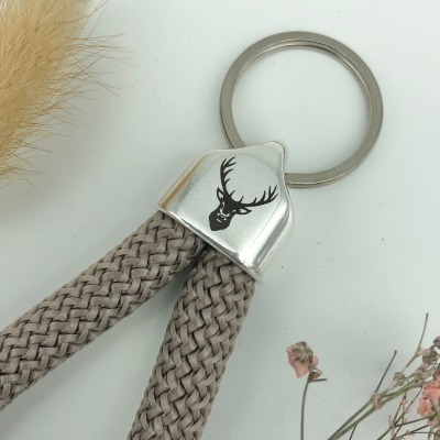Schlüsselanhänger aus Segeltau Segelseil in taupe mit graviertem Hirsch Anhänger Hirschkopf