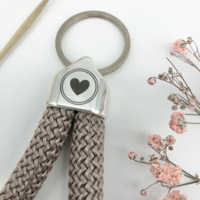 Schlüsselanhänger aus Segeltau Segelseil in taupe mit graviertem Herz - Ein Anhänger aus Seil ist