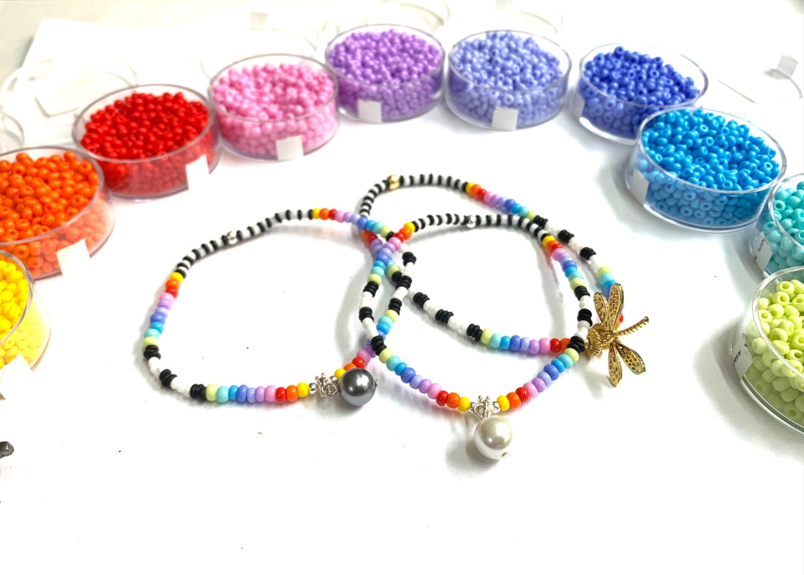 Buntes Armband, Glasperlenarmband, Ibiza Style, regenbogenfarbenes Armband mit Perlenanhänger 3