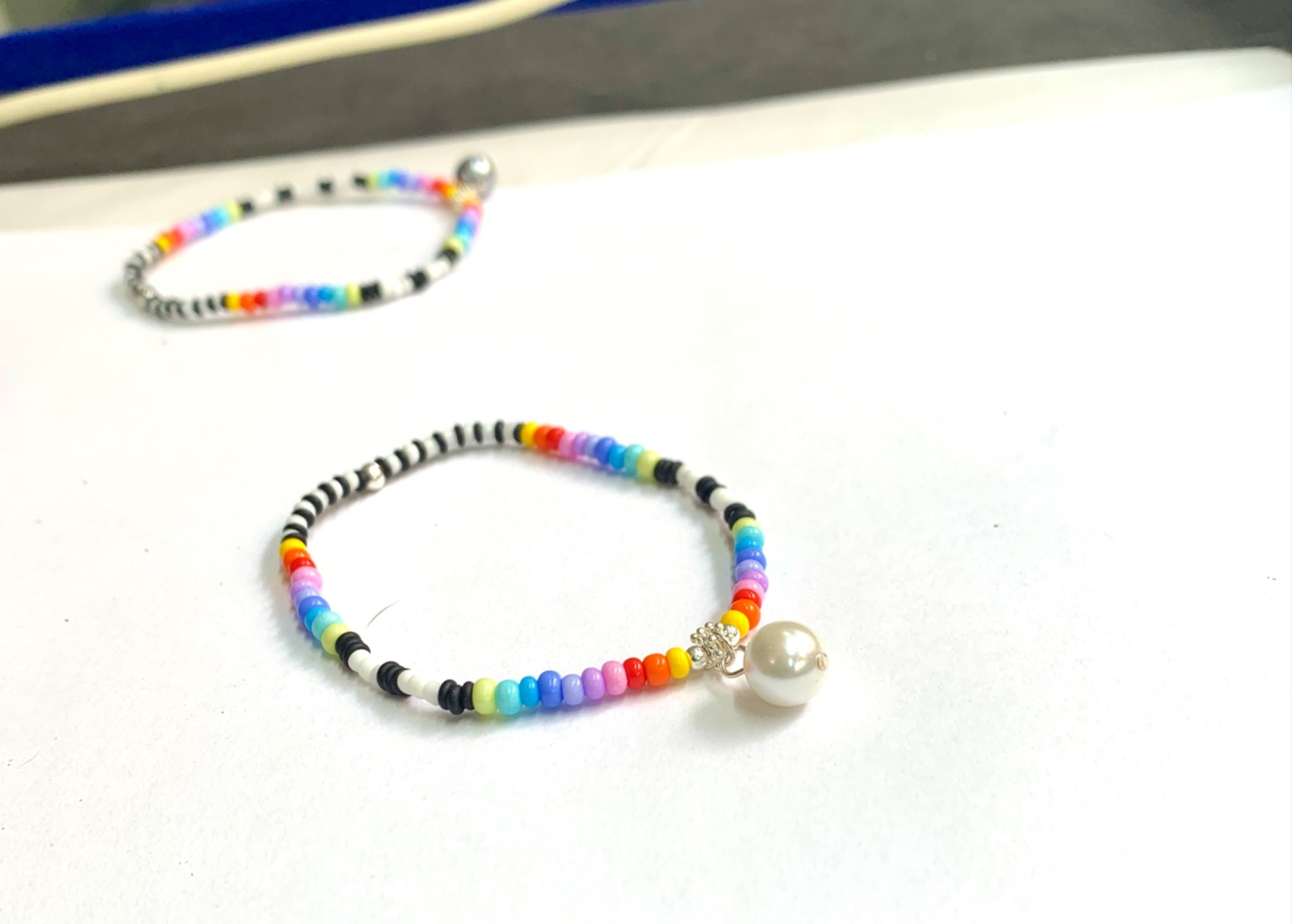 Buntes Boho Armband in Regenbogenfarben, Glasperlenarmband, Ibiza Style, Armband mit Perlenanhänger