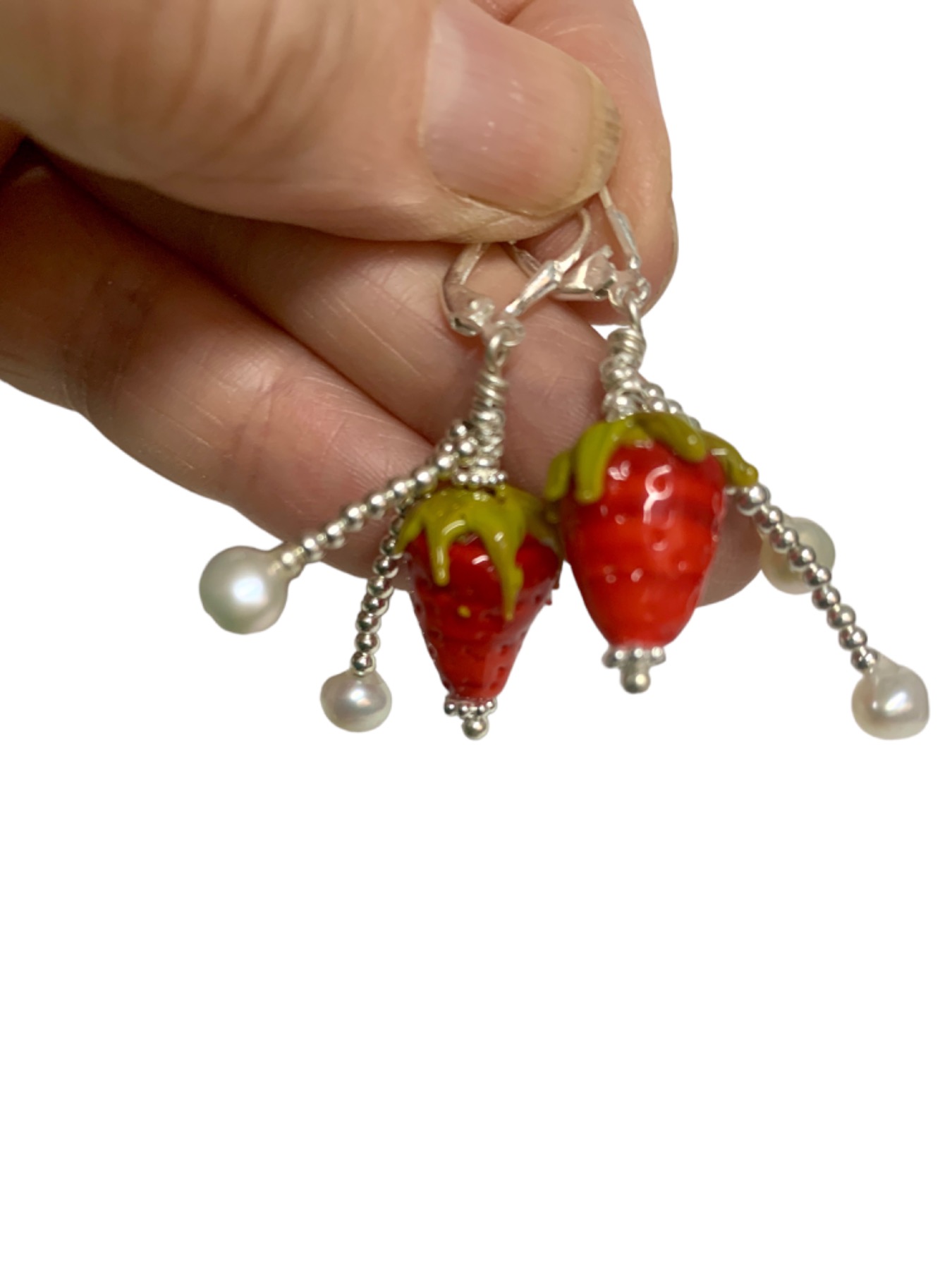 Ohrhänger mit Glas Erdbeeren und Zuchtperlen - verspielter Schmuck, perfekt für den Sommer 3