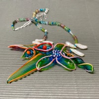 Extravagante Halskette aus handgemachten Glasperlen und Halbedelsteinen, tropische Farben,