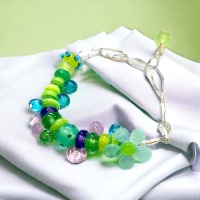 Trendiges Armband in grün und rosa mit einem zauberhaften Glasblümchen, Verlängerungskettchen aus