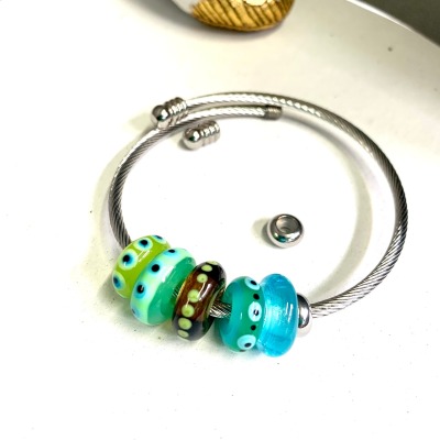 Glasperlen in Türkis und Grüntönen, mit großem Loch, passend für gängige Armbänder - Set aus