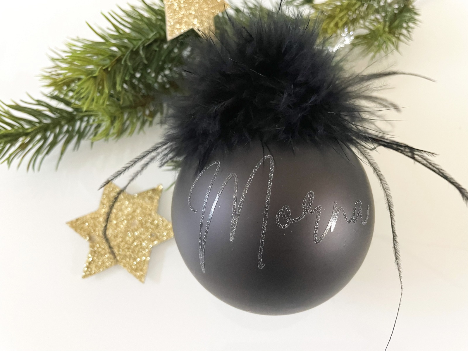 Weihnachtskugel mit Federn schwarz- personalisiert mit Namen 2