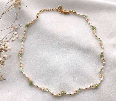 Halskette FLORA mit echten Süßwasserperlen und beigen/grünen Blumen