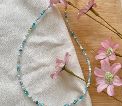 Handgemachte Halskette LEO in bunten, blauen Farben für den Sommer
