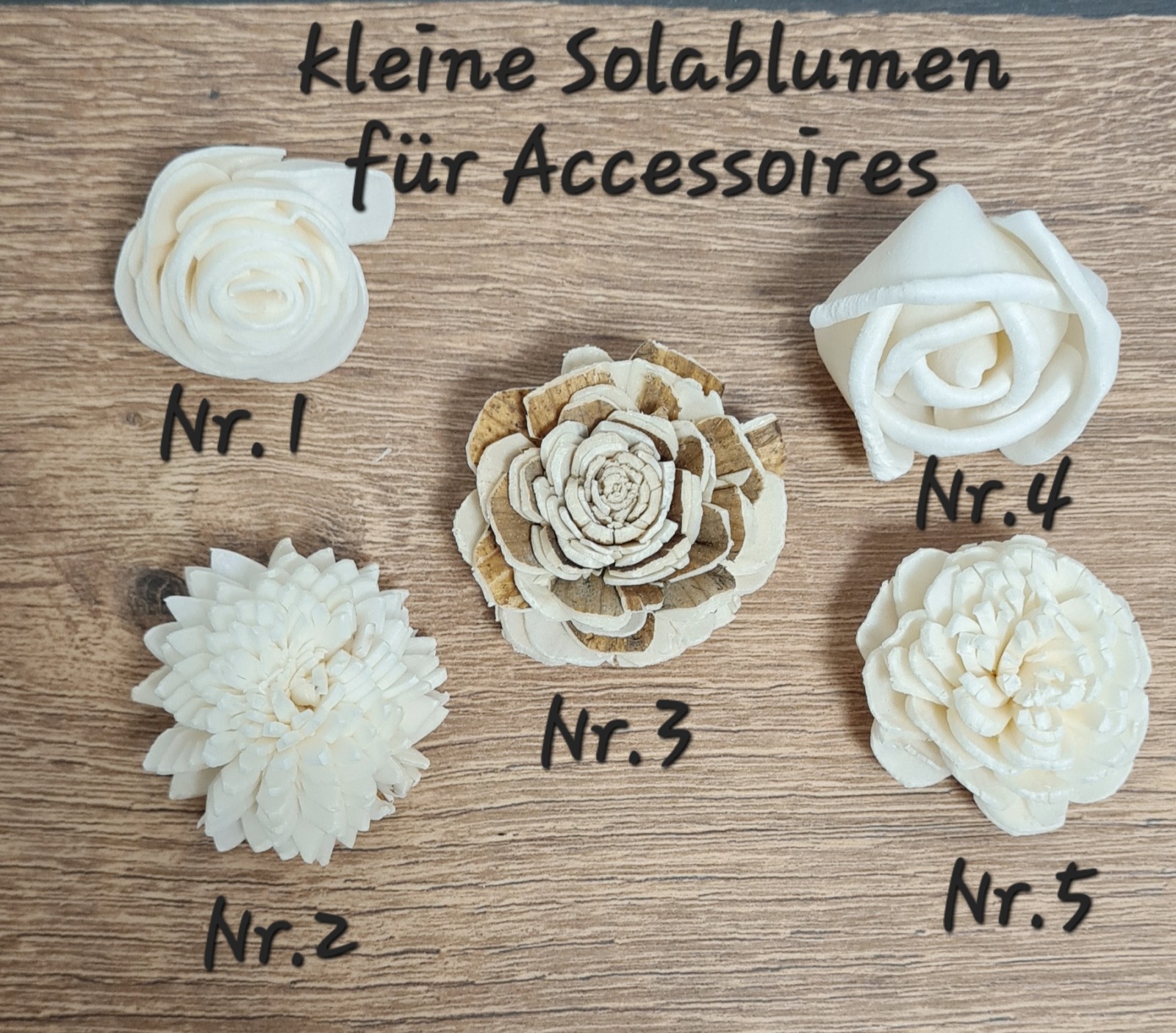 Brautstrauß mit echten haltbaren Rosen in Weiß und Solablumen in Natur 14