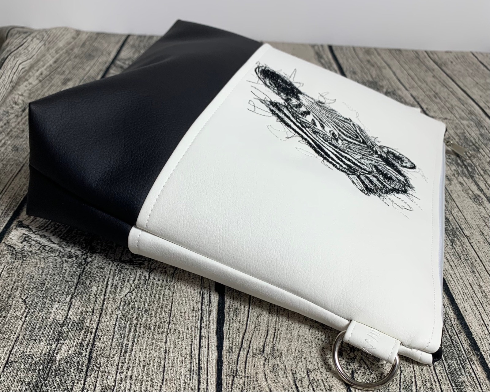 Zebra - Tasche Handtasche Umhängetasche aus tollem Kunstleder handmade bestickt mit einem Zebra