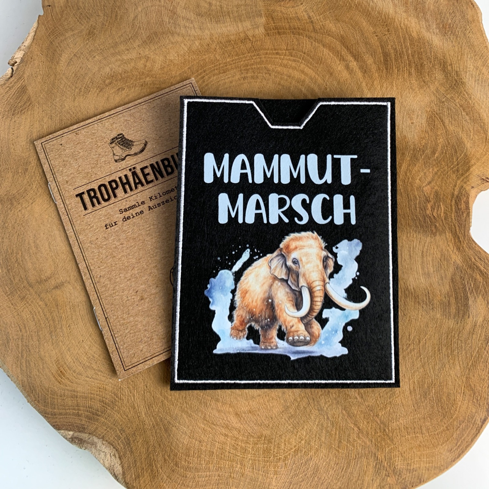 Mammutmarsch - Filz-Hülle für dein Trophäenheft bedruckt mit einem Mammut 3