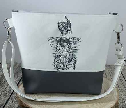 Tasche aus Kunstleder genäht und bestickt// Motiv: Katze Tiger Pfütze