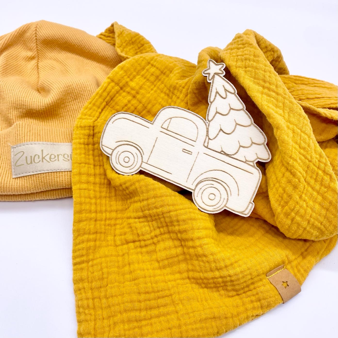 Weihnachts-Truck aus Holz mit Tannenbaum Stylische Flatlay-Deko für deine Nähideen 2