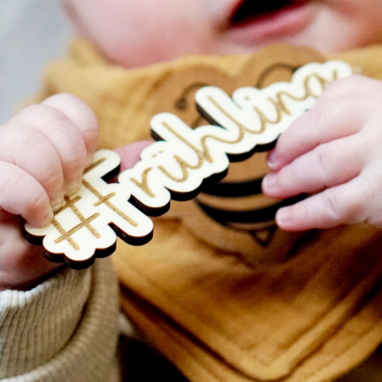 Personalisierte gelaserte Holzschrift Frühling - Perfekte Bilder-Deko und Flatlay-Dekoration 4