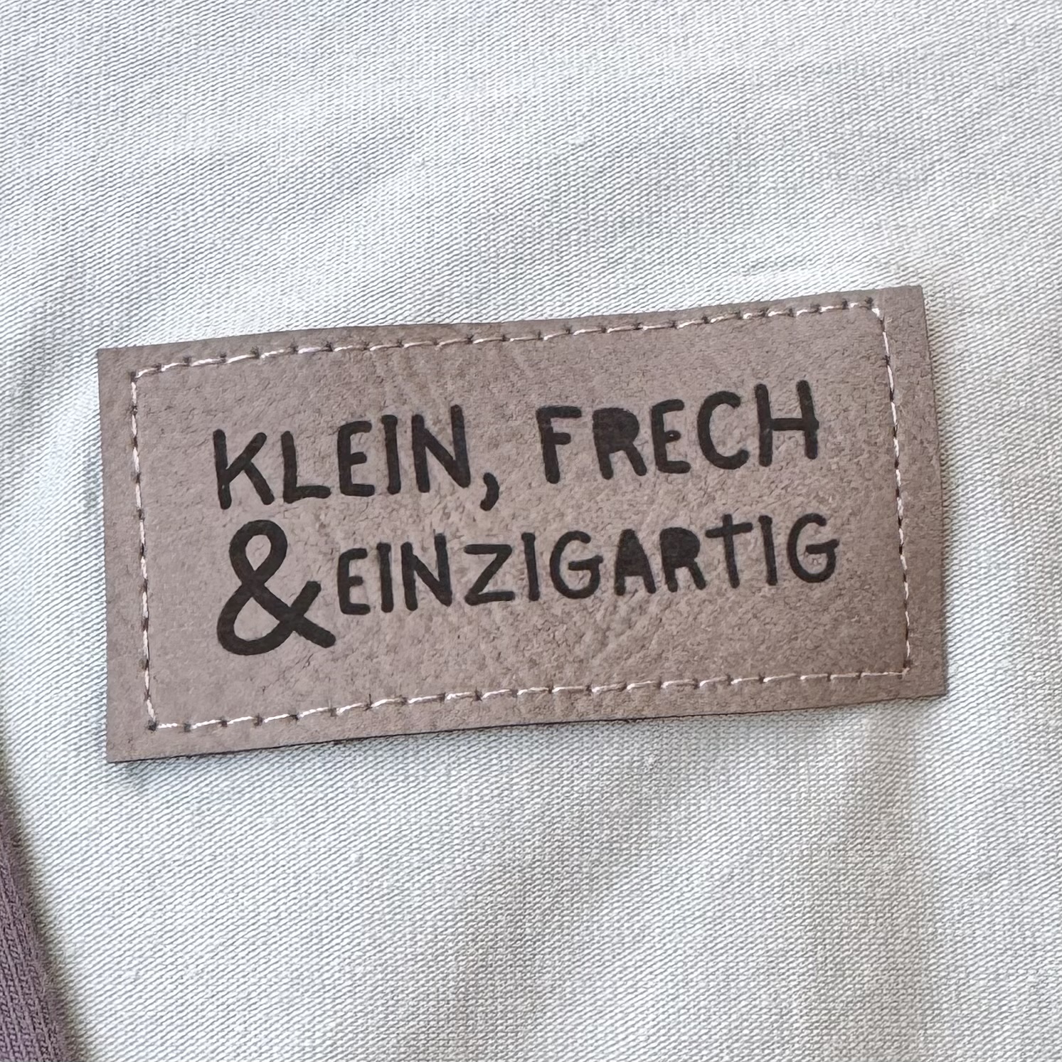 Flexible und weiche Kunstleder-Labels mit Klein, frech &amp; Einzigartig Verschiedene Farben und