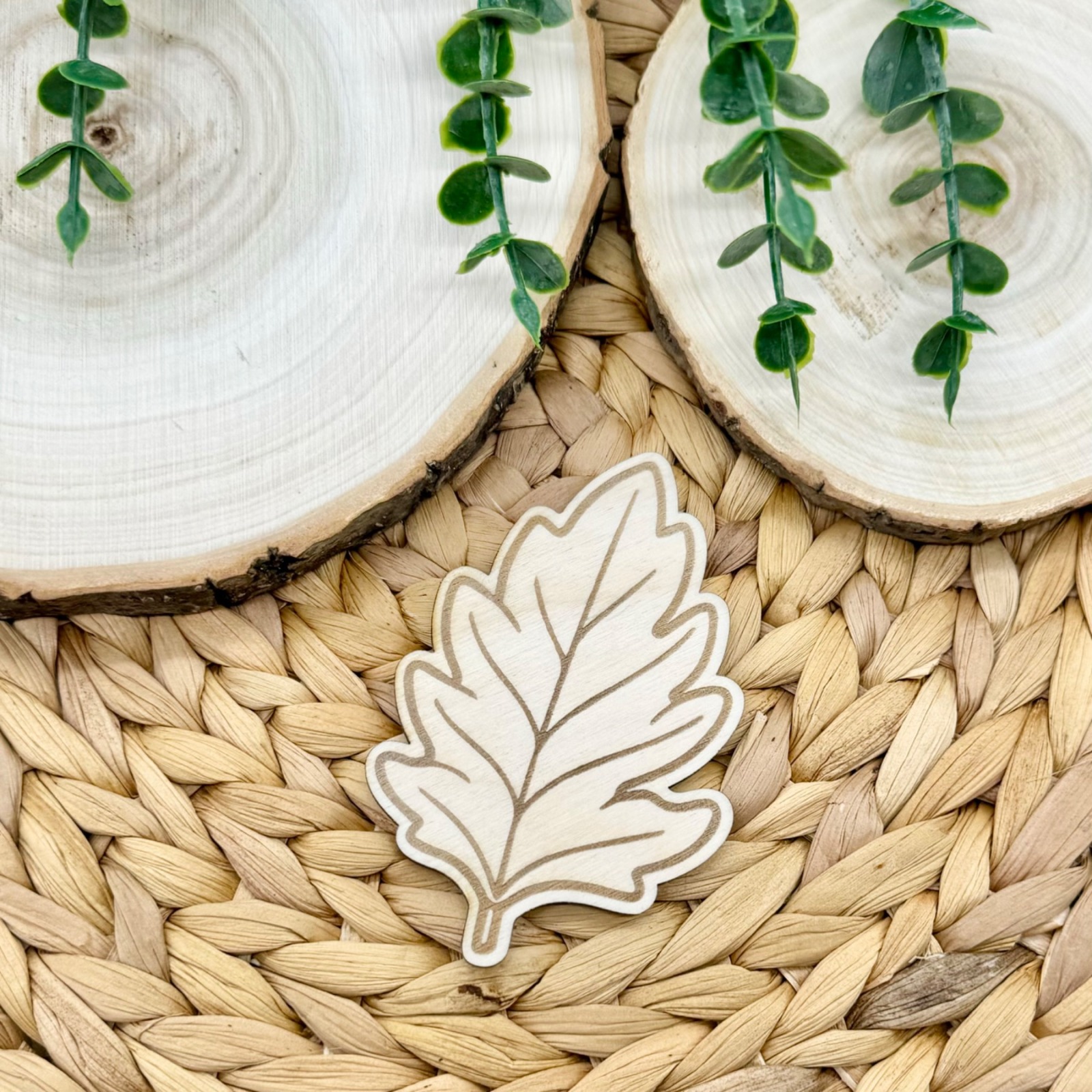 Entdecke hochwertige Flatlay-Deko aus Holz - Blatt