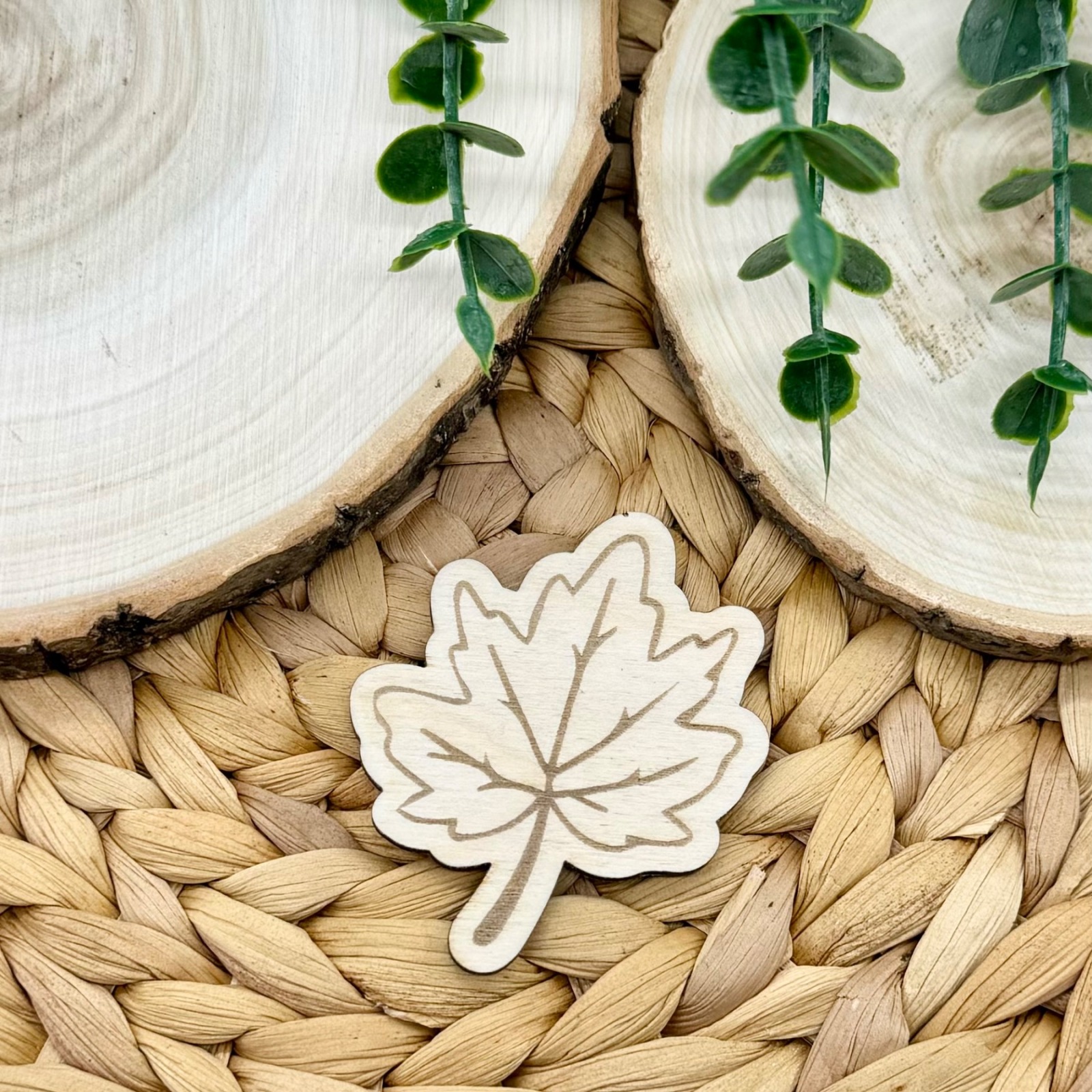 Entdecke hochwertige Flatlay-Deko aus Holz - Blatt