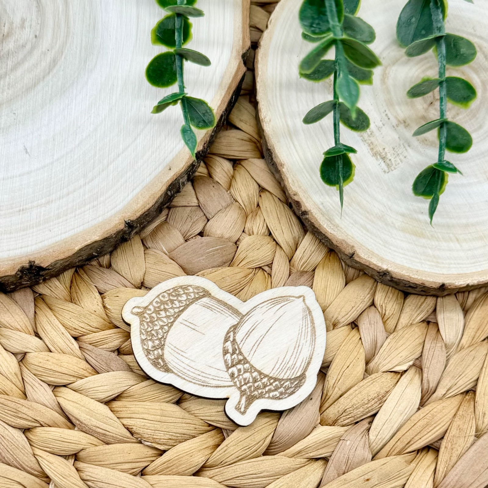 Entdecke hochwertige Flatlay-Deko aus Holz - Eicheln