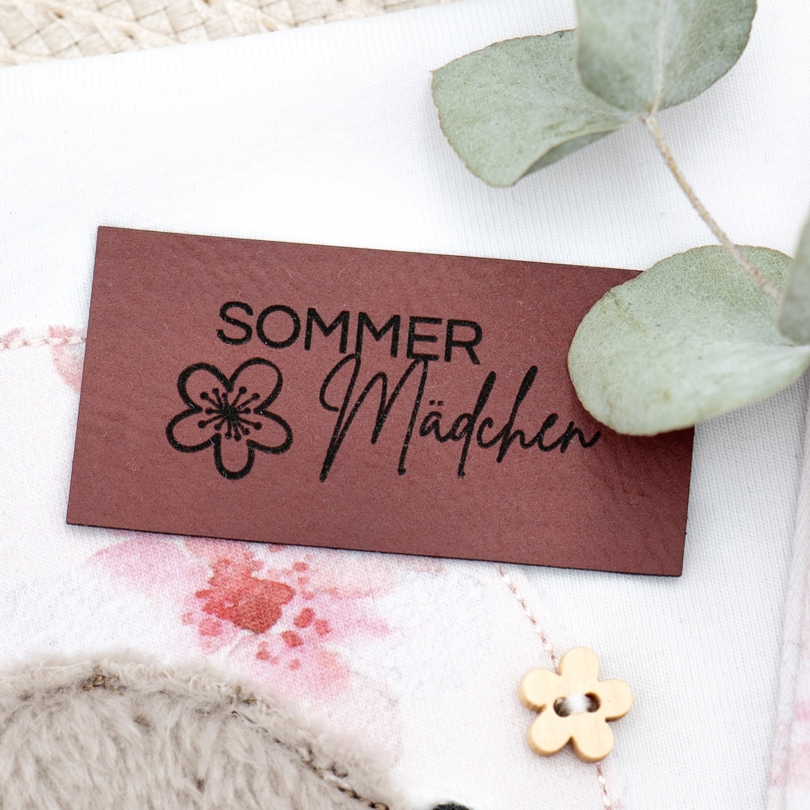 Flexible und weiche Kunstleder-Labels mit Sommermädchen Verschiedene Farben und Größen