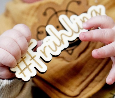 Personalisierte gelaserte Holzschrift Frühling - Perfekte Bilder-Deko und Flatlay-Dekoration -