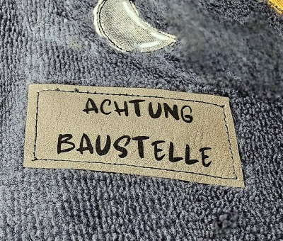 Flexible und weiche Kunstleder-Labels mit Achtung Baustelle Verschiedene Farben und Größen -