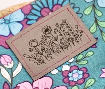 Flexible und weiche Kunstleder-Labels mit Blumenwiese Verschiedene Farben und Größen -