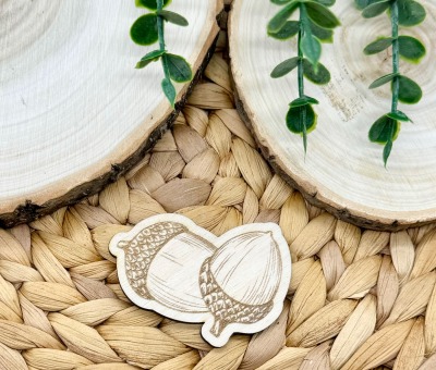 Entdecke hochwertige Flatlay-Deko aus Holz - Eicheln - Mach deine Herbstbilder einzigartig mit