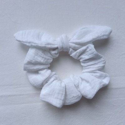 Bow-Scrunchie let it snow regular - Haargummi mit Schleife aus weißem Musselin