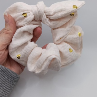 Bow-Scrunchie golden hearts - Haargummi mit Schleife aus Musselin