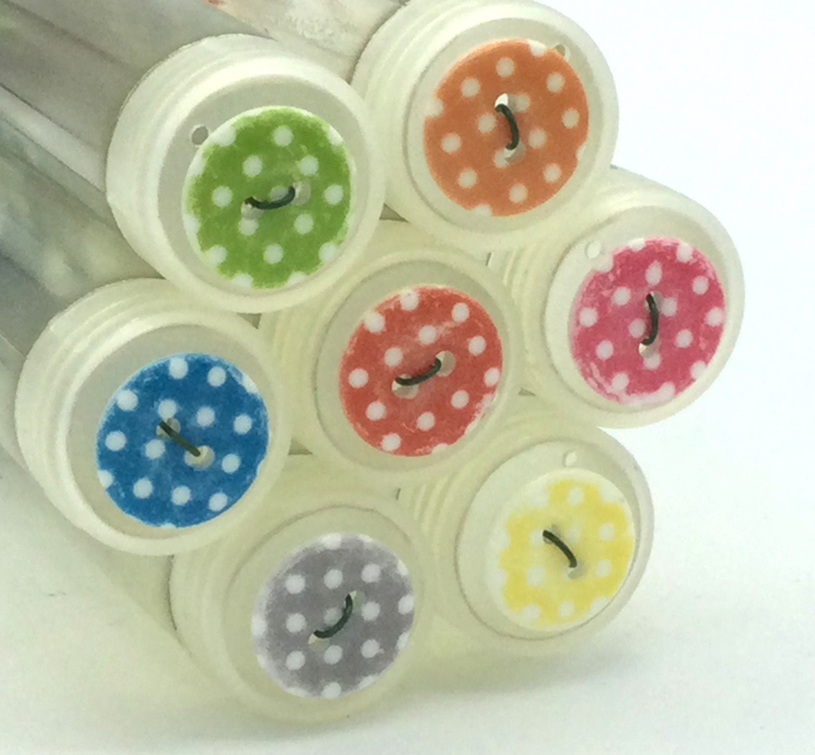 Polyesterknopf mit Punkten 18 mm 2-Loch | 7 Farben | 2 Stück 2