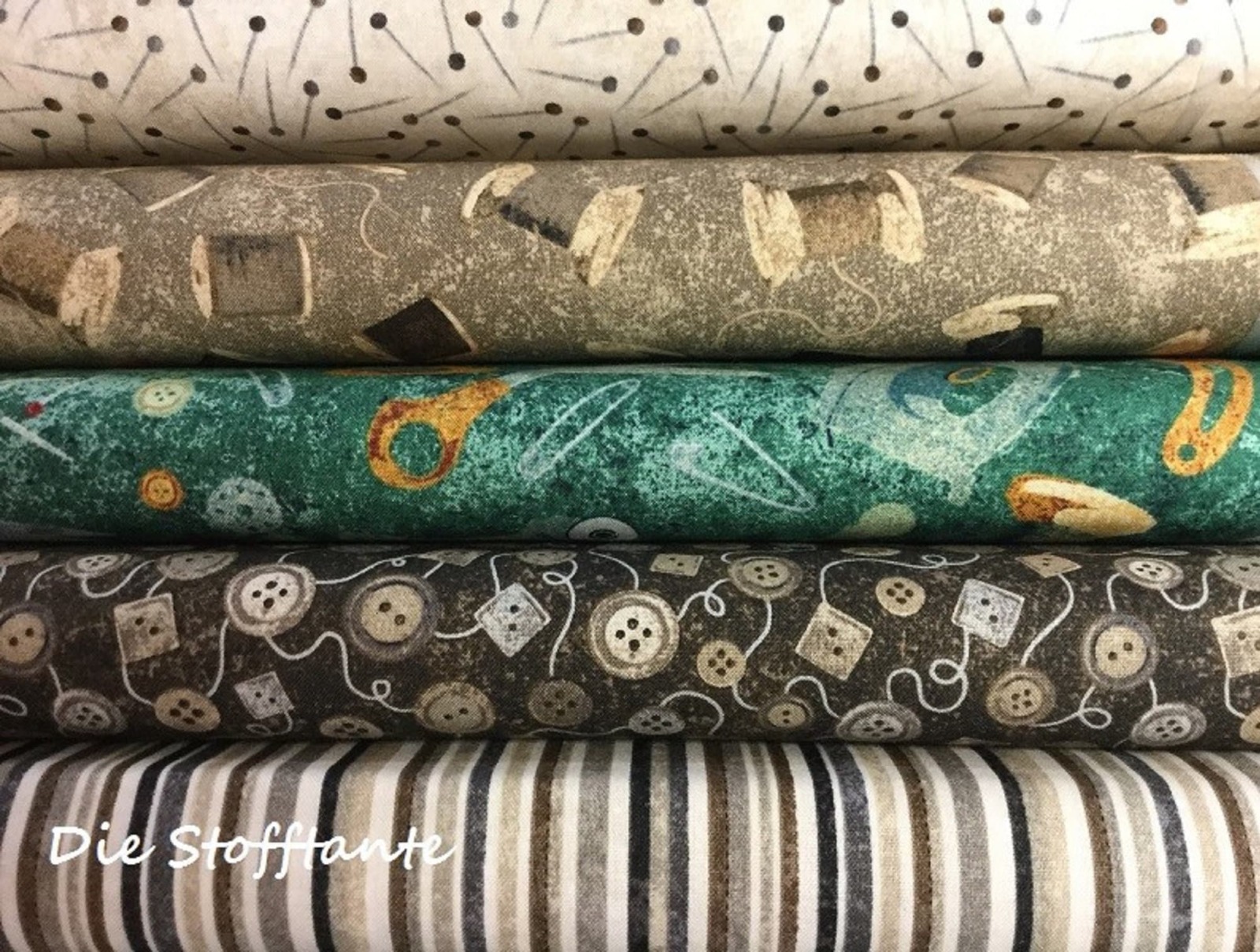A Stitch in time | Northcott fabrics | Nähutensilien, grün | Baumwollstoff | Patchwork 2
